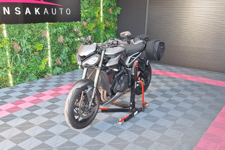 TRIUMPH STREET TRIPLE
